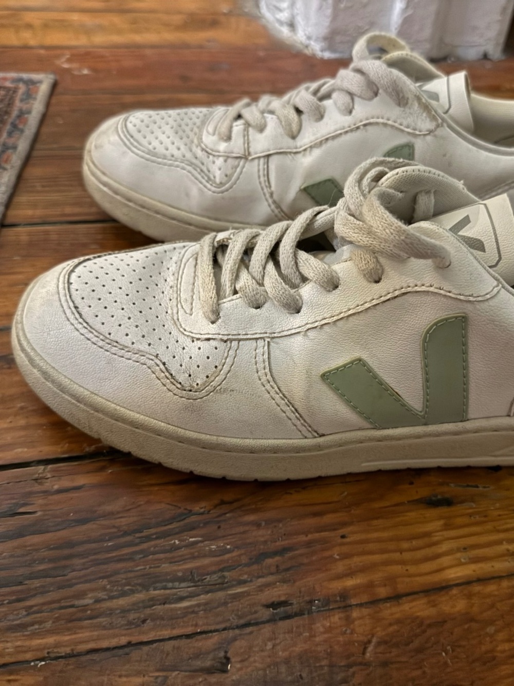 VEJA V10 CWL Size 7/38 Vegan Leather Low-Top Sneakers White / Green Matcha RARE